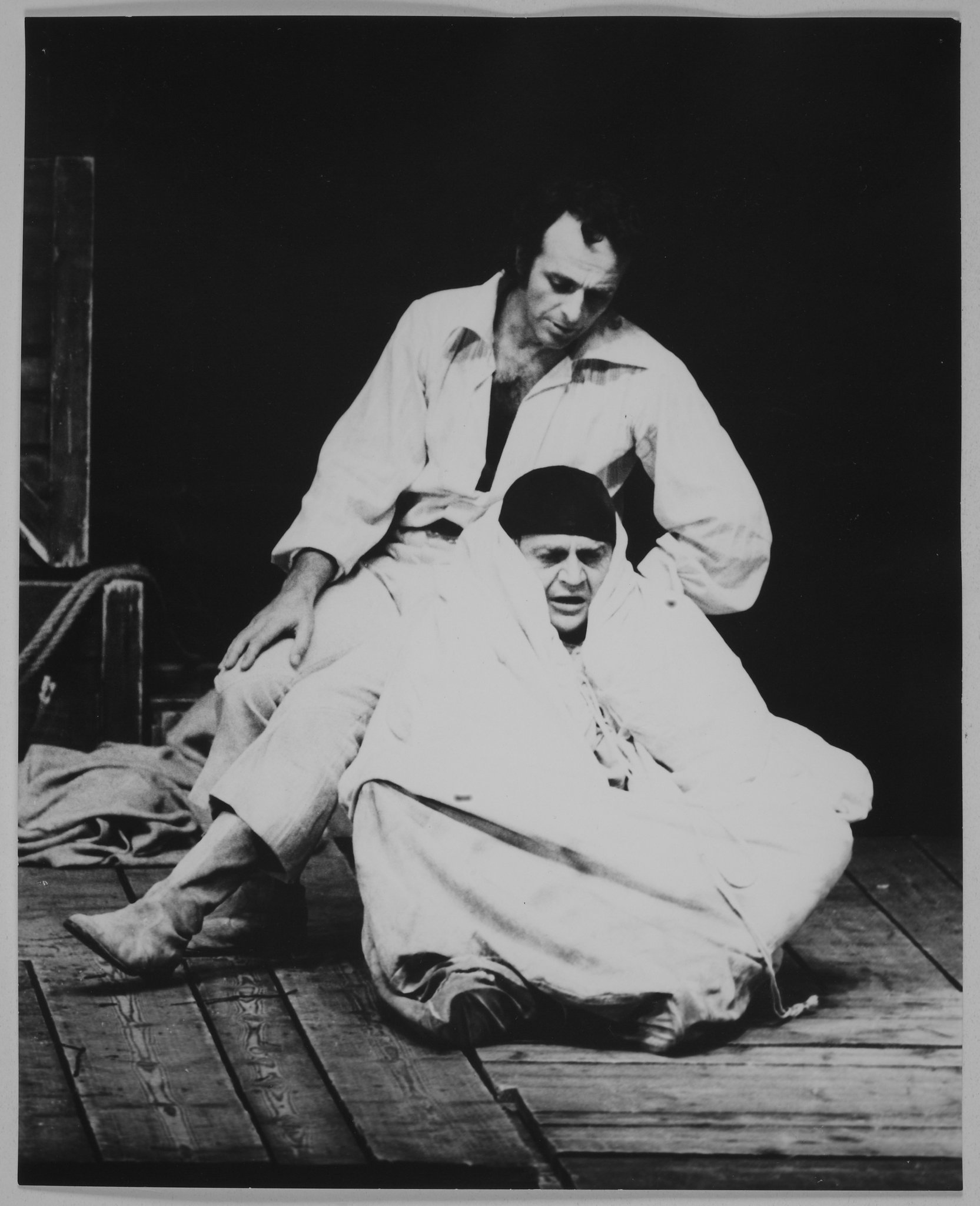 Louis CIRÉFICE (1er ACOLYTE DE SCAPIN) et Pierre BÂTON (GÉRONTE) dans Les Fourberies de Scapin de MOLIÈRE, mise en scène de Jacques FORNIER