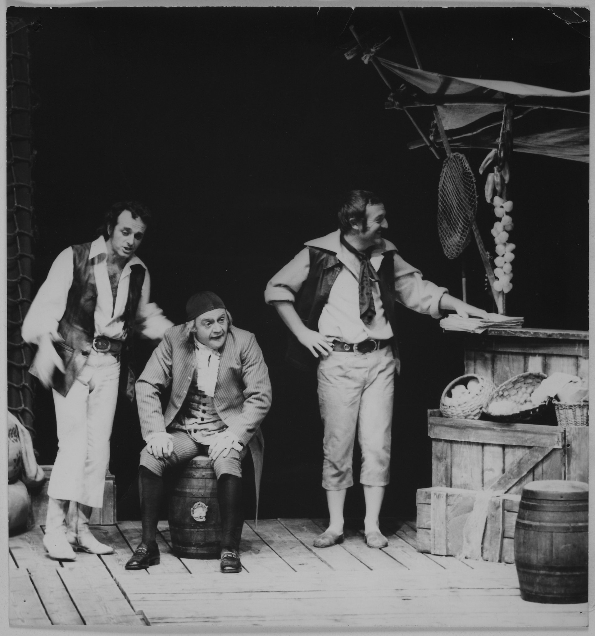 Louis CIRÉFICE (1er ACOLYTE DE SCAPIN), Pierre BÂTON (GÉRONTE) et Bernard FREYD (2ème ACOLYTE DE SCAPIN) dans Les Fourberies de Scapin de MOLIÈRE, mise en scène de Jacques FORNIER