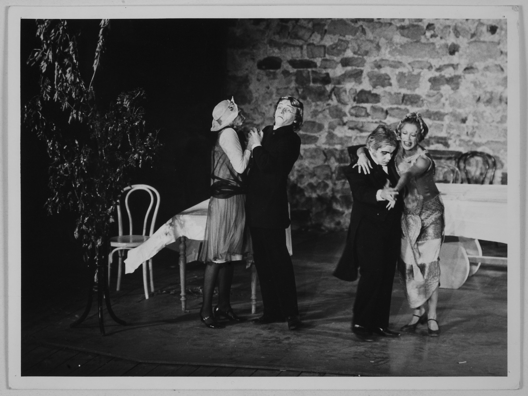 J.BERDIN(LA FEMME DU PASTEUR), J.SOURBIER (LE PASTEUR), Alain CRASSAS (LE JUGE) et Florence GIORGETTI (EVA) dans Maître Puntila et son valet Matti de Bertolt Brecht, mise en scène de Marcel MARECHAL