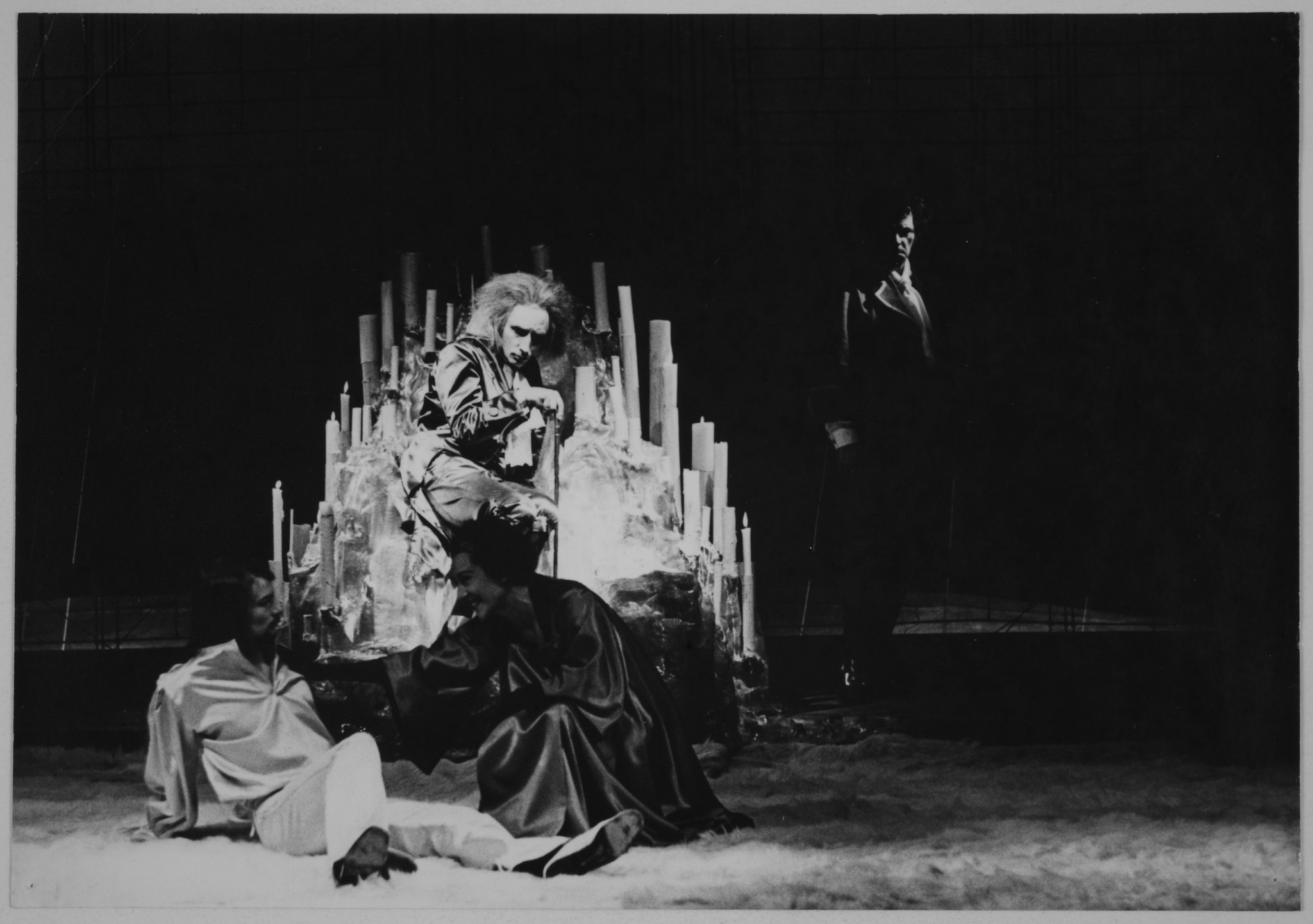 Pierre BAILLOT, Arlette MERRY, Pierre DEBAUCHE et Marc BONSEIGNOUR dans Le jeune homme de Jean AUDUREAU, mise en scène de Pierre VIAL