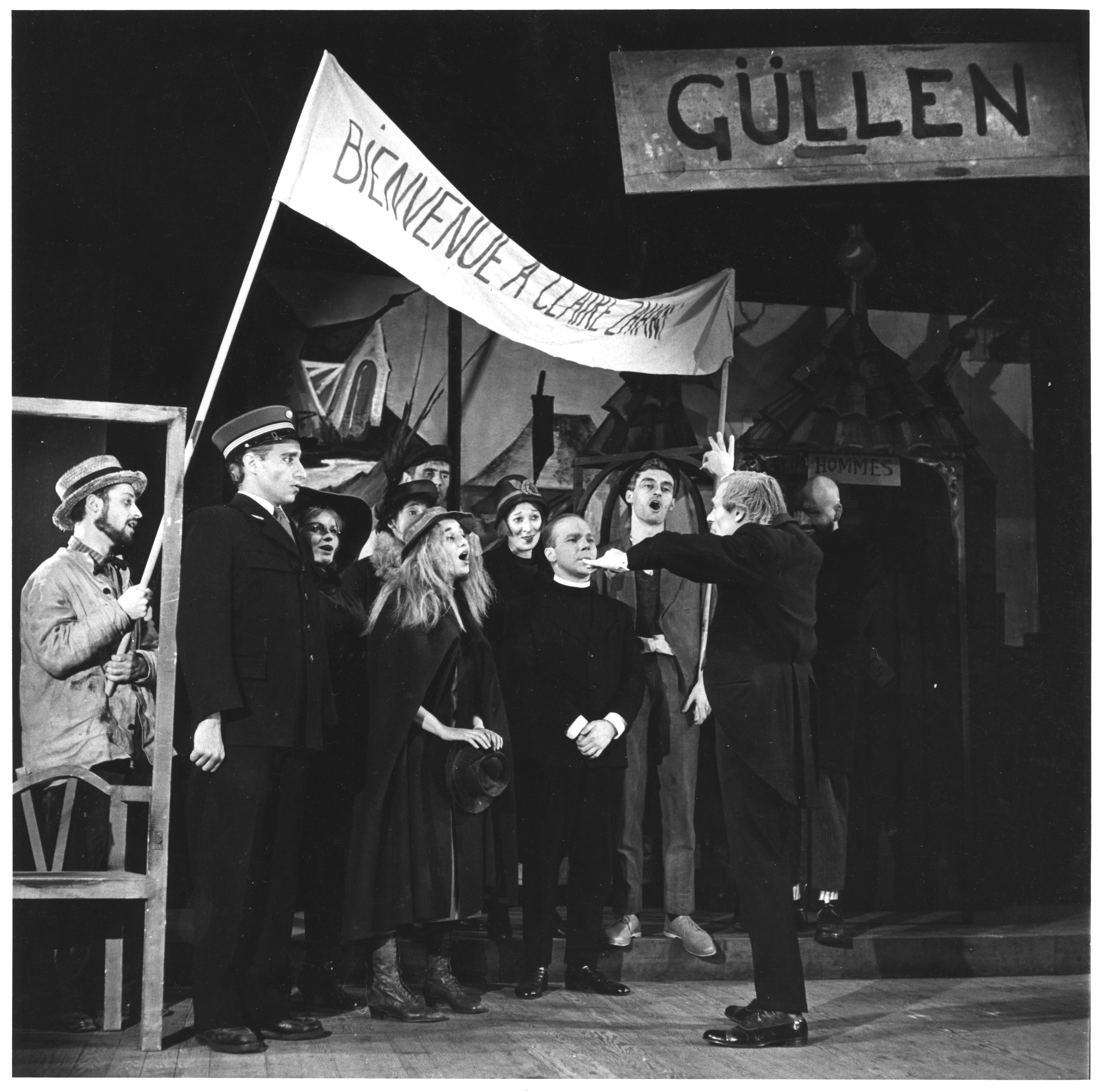 La chorale de Güllen dans La visite de la vieille dame de Friedrich Dürrenmatt - Mise en scène Hubert Gignoux - 1960-1961