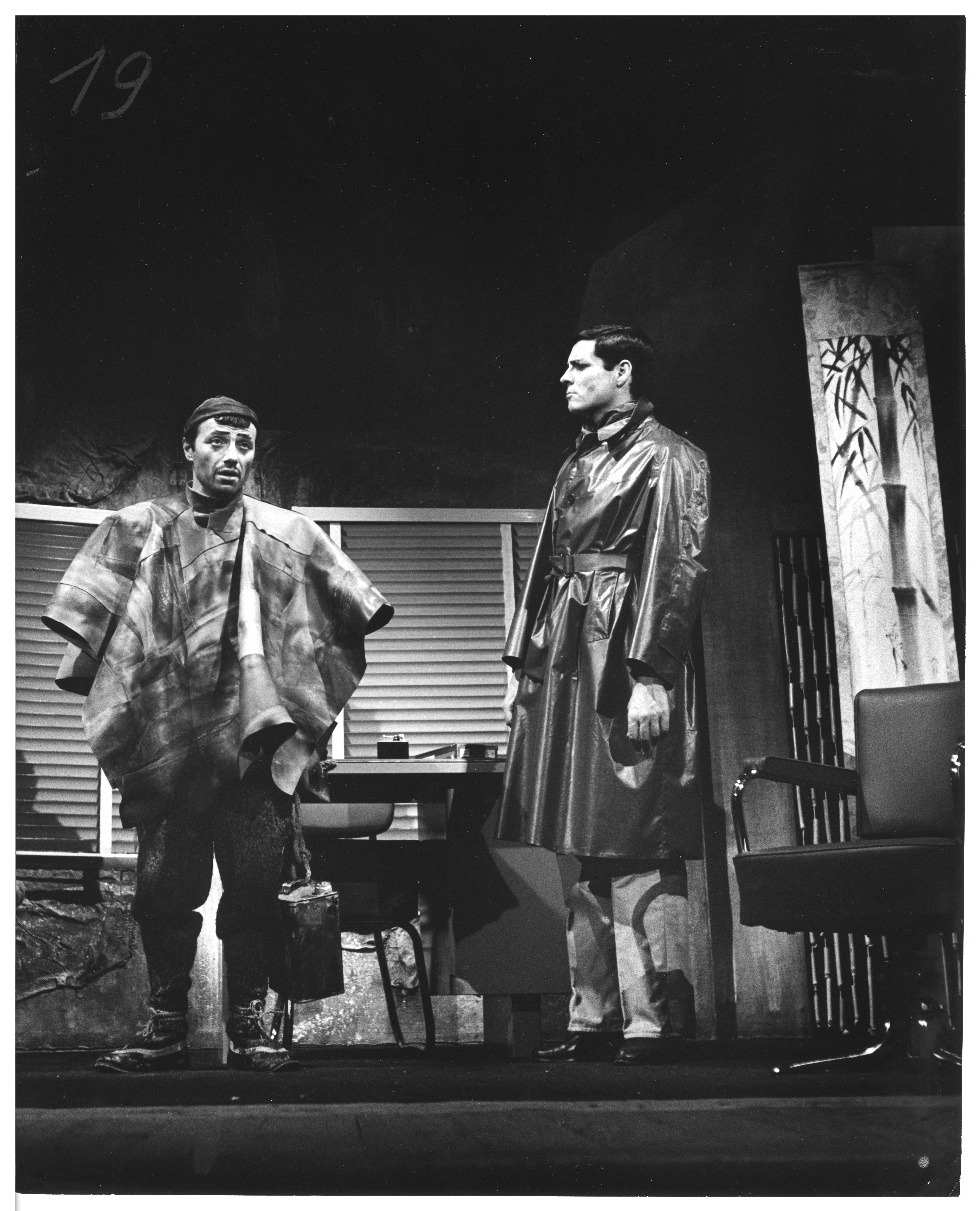 André Pomarat et Jacques Born dans La bonne âme de Sé-Tchouan de Bertolt Brecht - Mise en scène Pierre Lefèvre - 1962-1963