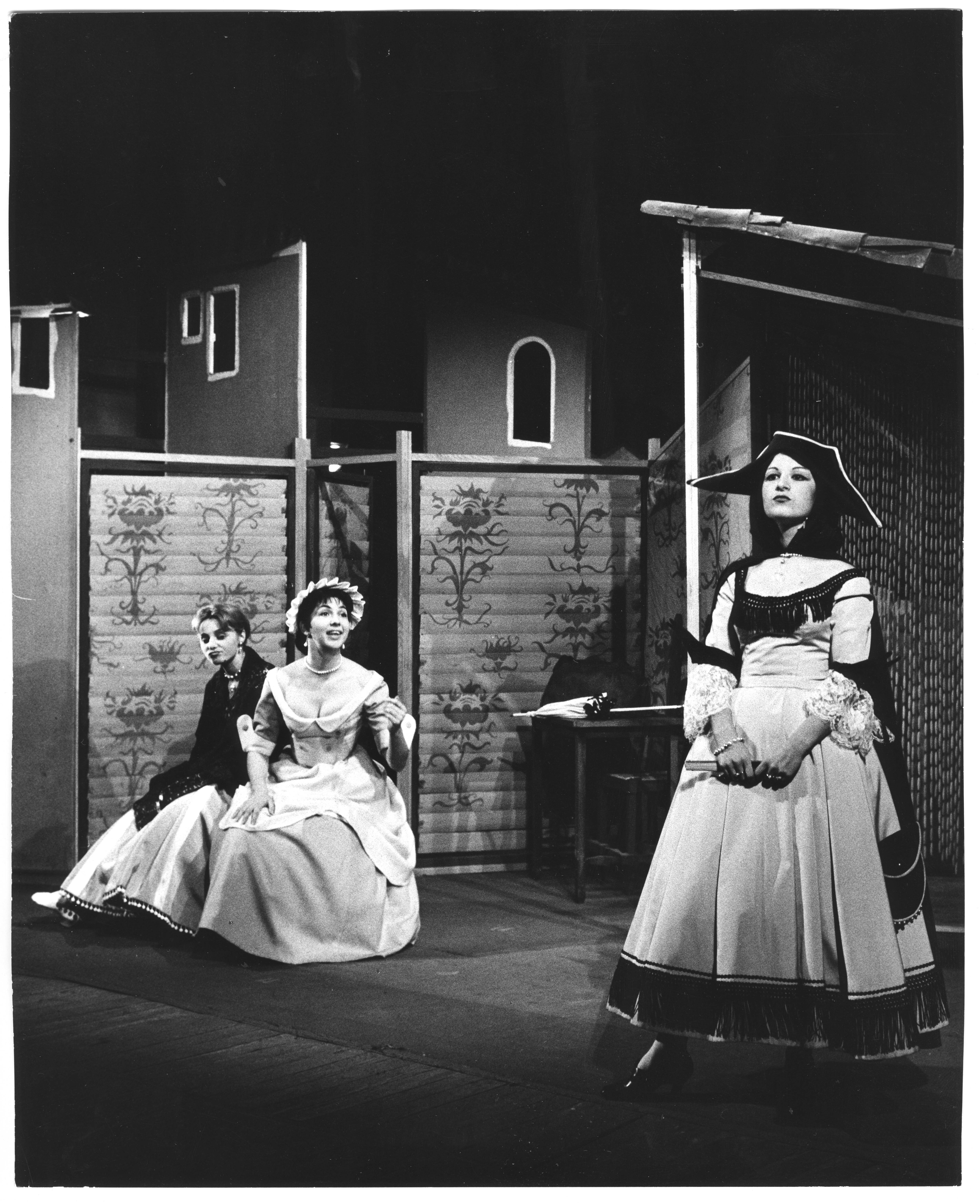 Clair Flohr, Marie-Thérèse Pillet, Claudine Bertier dans La Locandiera de Carlo Goldoni - Mise en scène René Jauneau - 1965-1966