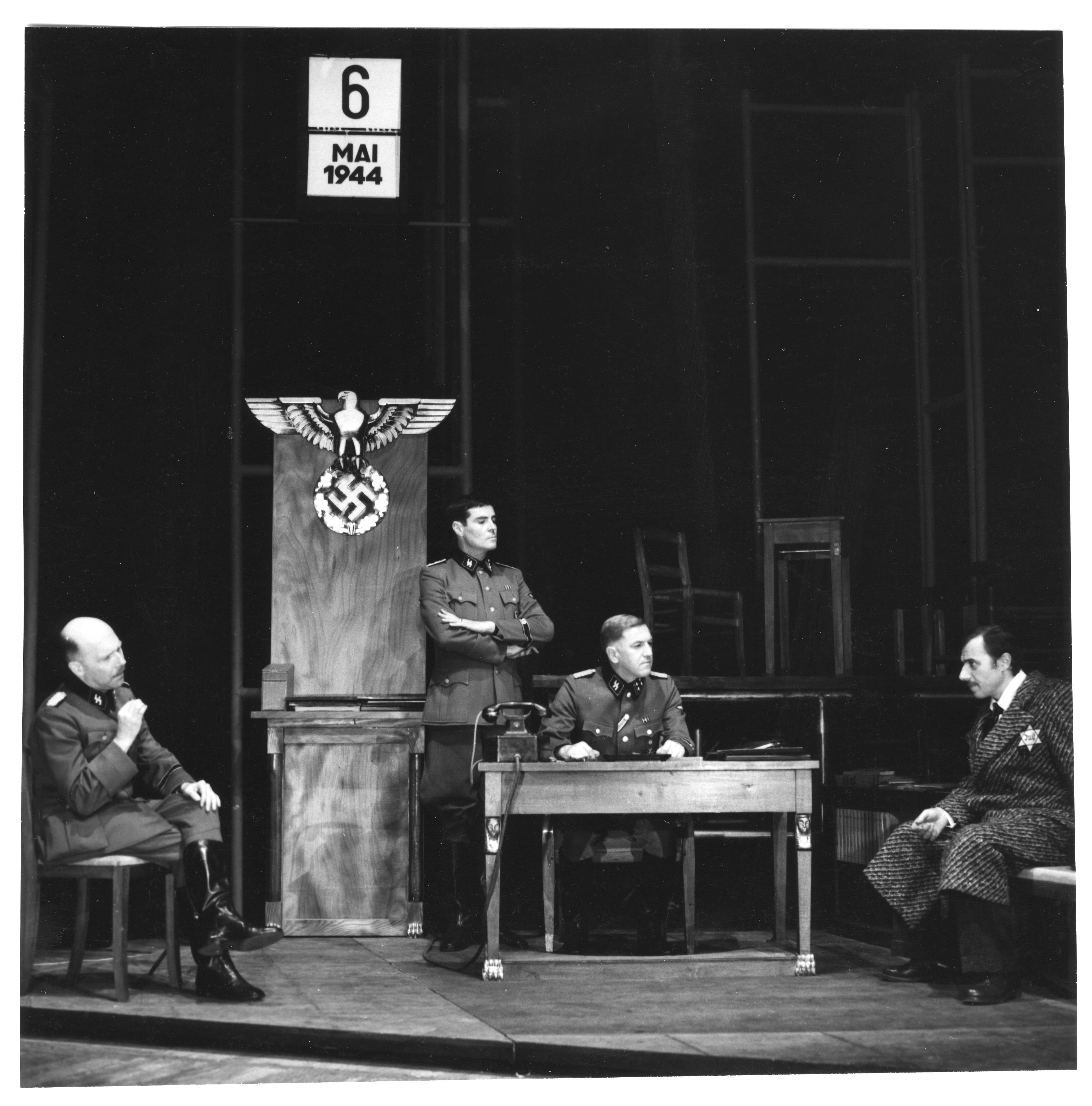 Jean Schmitt, Jacques Born, Sébastien Moran, André Pomarat dans Joël Brand de Heinar Kipphardt - Mise en scène Hubert Gignoux - 1966-1967