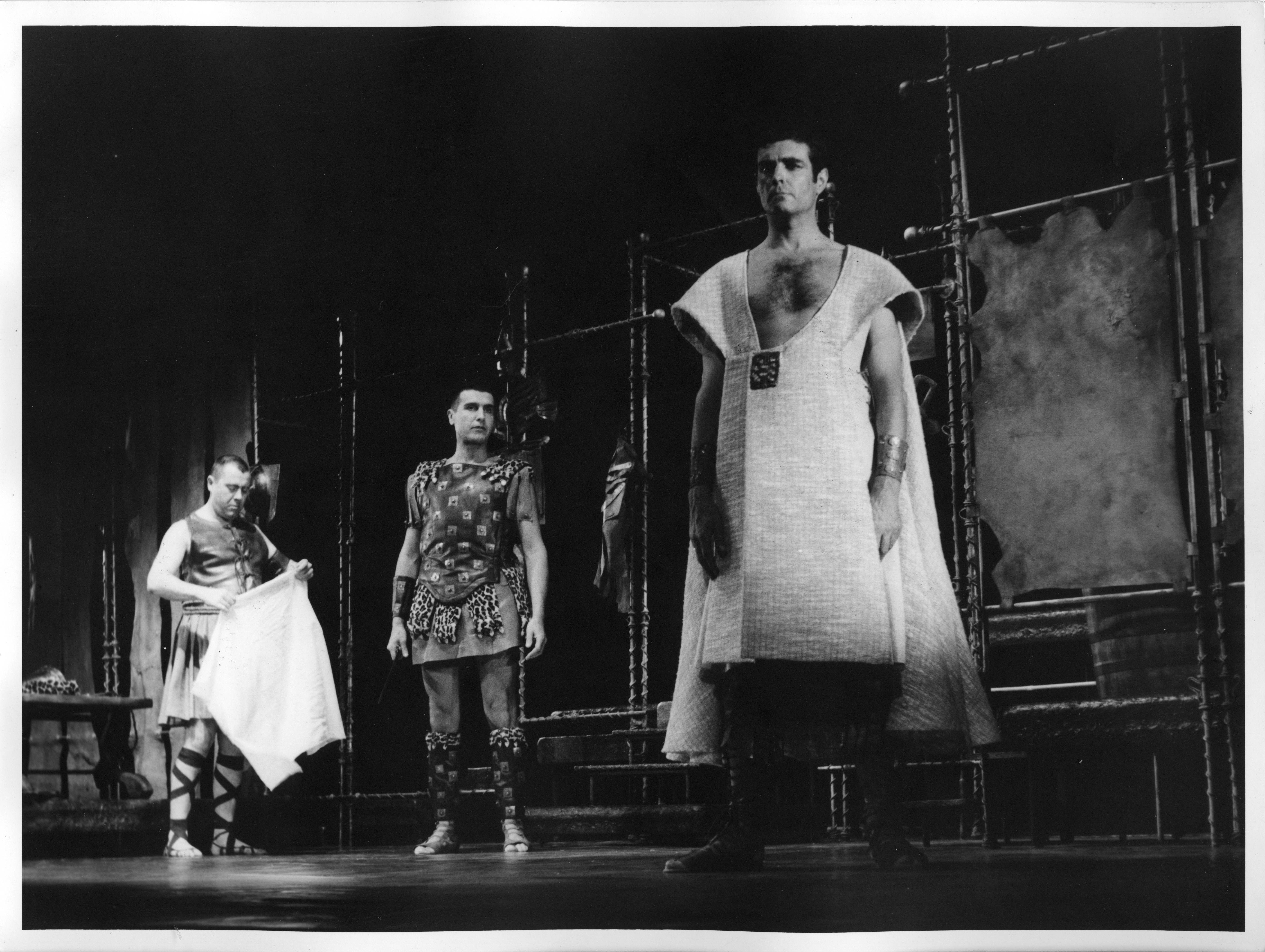 Serge Martel, Paul Descombes et Jacques Born dans Horace de Pierre Corneille - Mise en scène Hubert Gignoux - 1969-1970