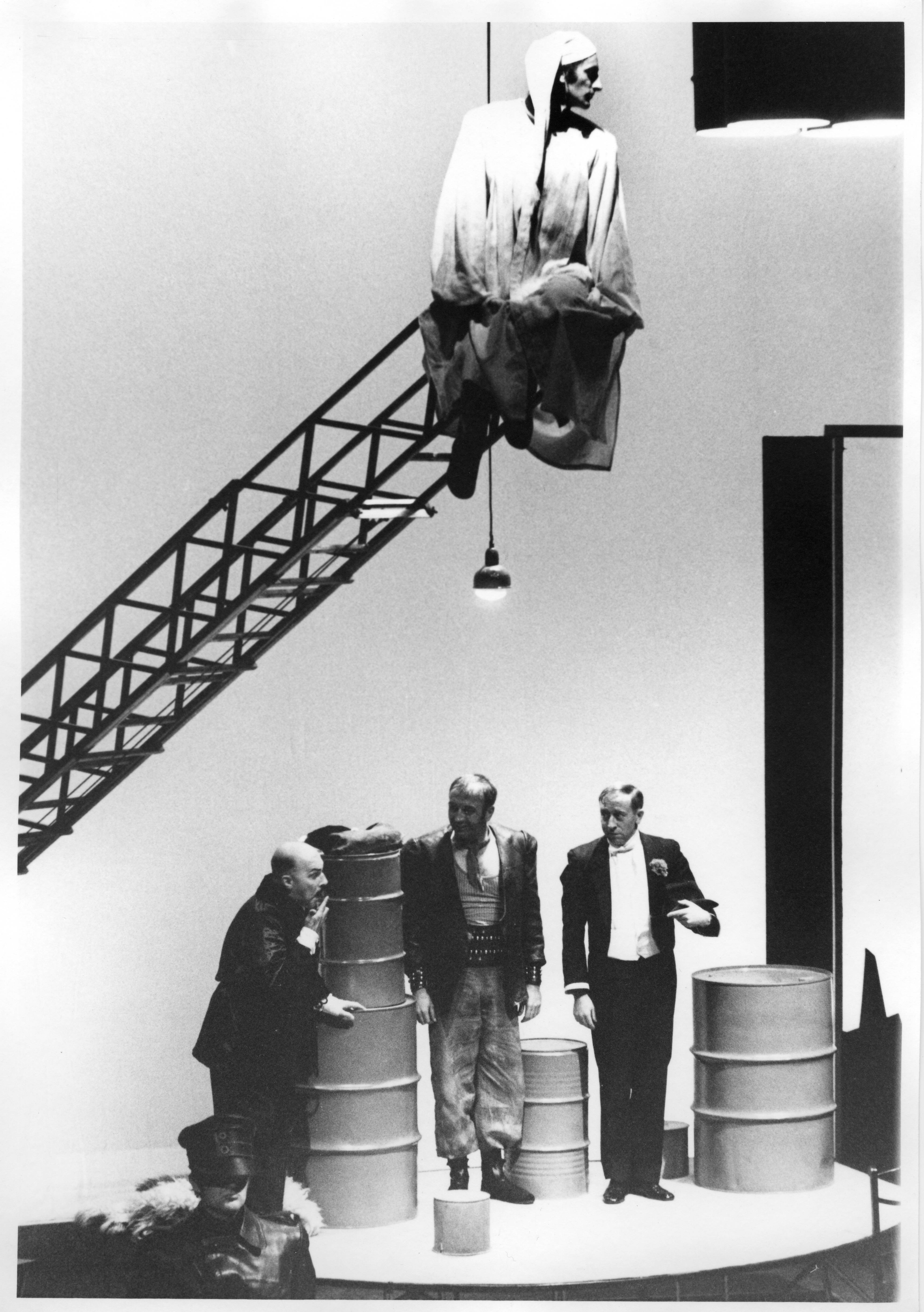 Jean Schmitt, Paul Bru, Claude Petitpierre dans Monsieur Bonhomme et les incendiaires de Max Frisch - Mise en scène Edmond Tamiz - 1970-1971