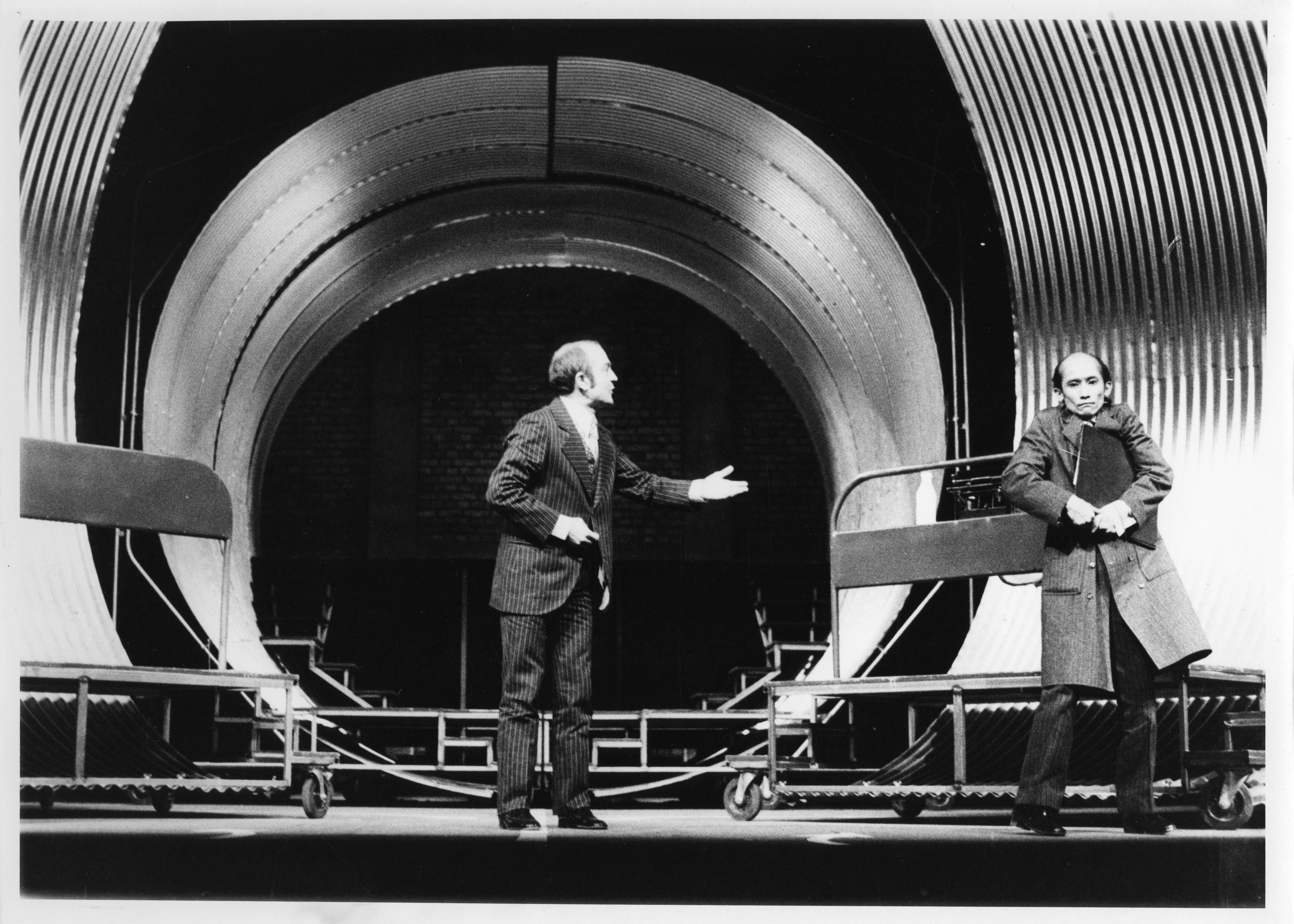 Pierre Bâton et Jim Adhi Limas dans Le rapport dont vous étes l'objet de Vaclav Havel - Mise en scène André-Louis Périnetti - 1973-1974